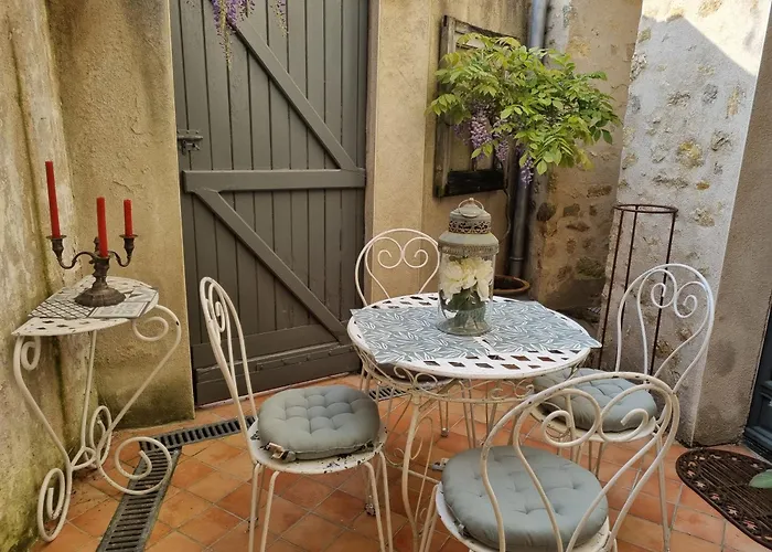 Charmante Maison Ancienne Avec Cour 아파트 *